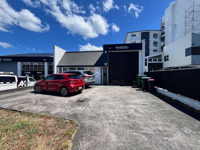 223M² ONEHUNGA CRACKER