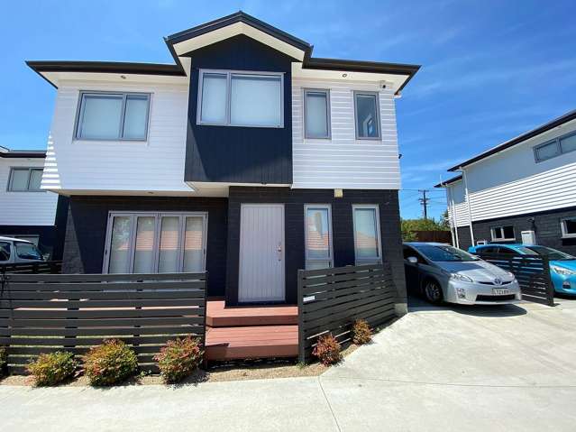 5 Heat Pumps, 3 Car Parks - Modern Family Home