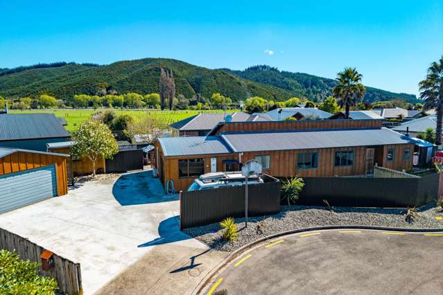 Great garage & parking, plus 4 bed family home!