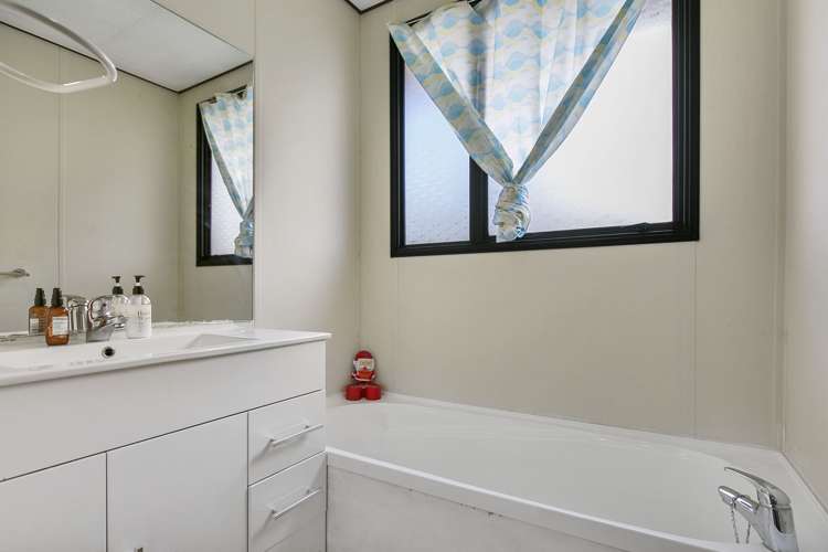 2/3 Barneys Farm Road Clendon Park_10