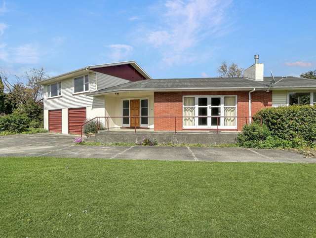 PAHIATUA - 3 BEDROOMS + OFFICE