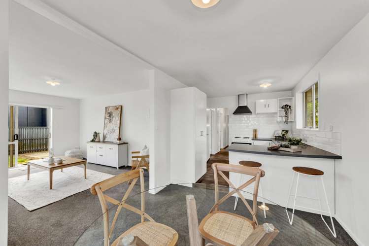 2/166 Rocking Horse Road Southshore_5