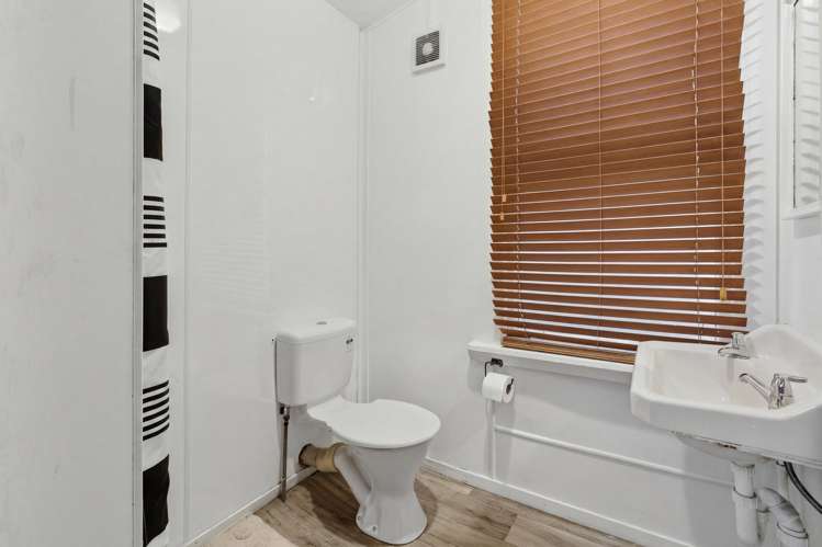 377 & 377A South Road Caversham_15