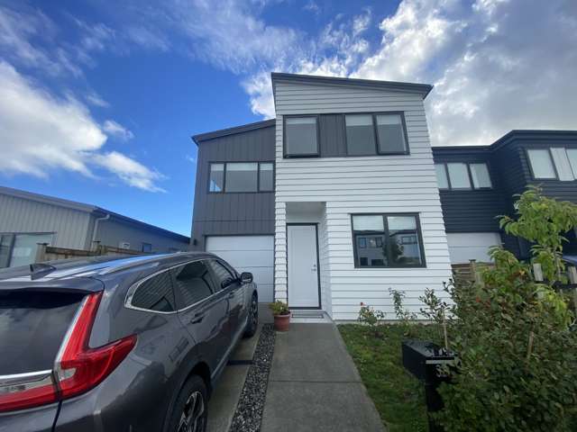 Spacious and Modern 5-Bedroom Double-Storey Home in Prime Location
