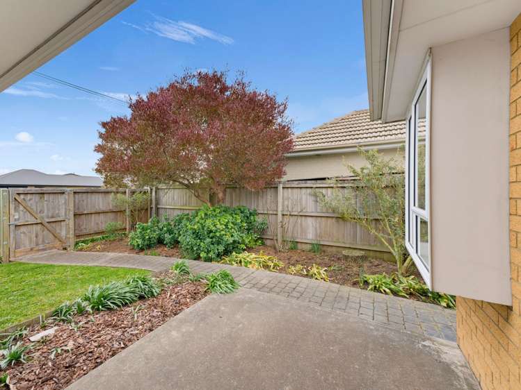 2/2 Bentley Street Russley_19