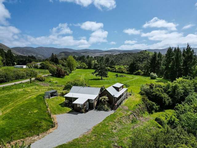 Spacious Rural 4-Bedroom House in Glentui