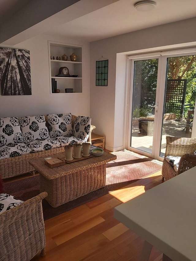 Warm and Sunny Roslyn Apartment - Ready for You.