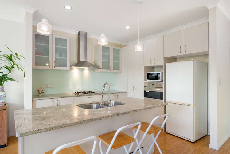 18 Askerne Drive Flat Bush_8