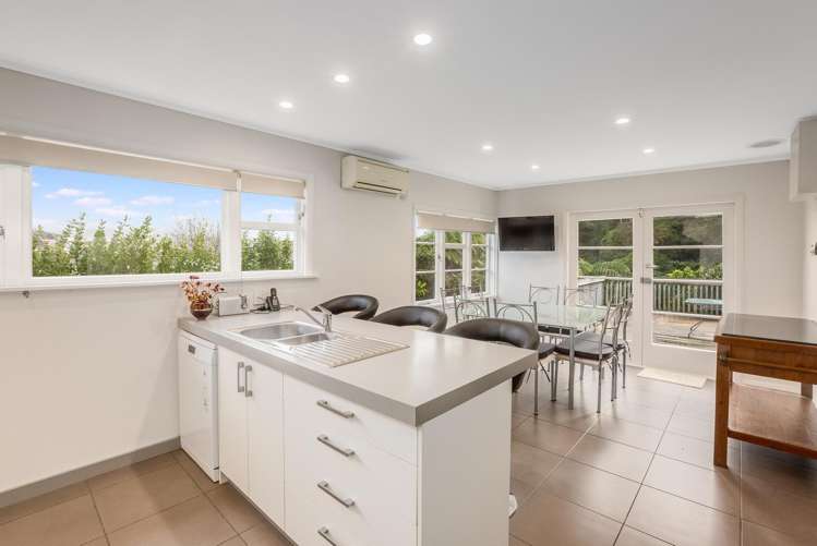 17 Kiriwai Road Paremata_3