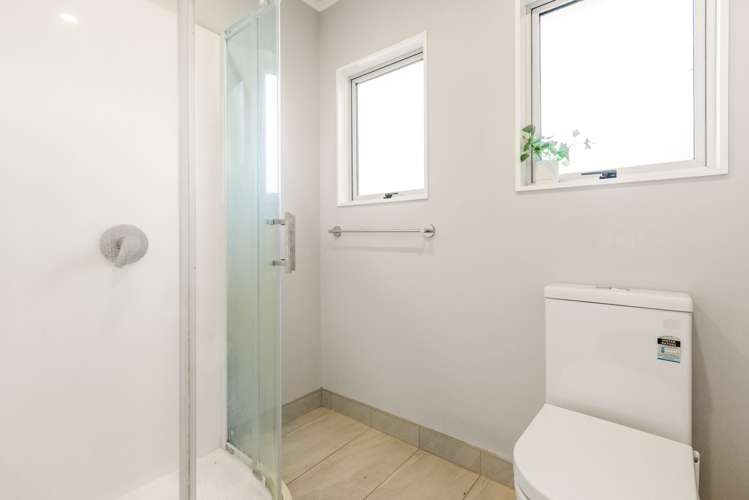 2/7 Weathers Place Taradale_12