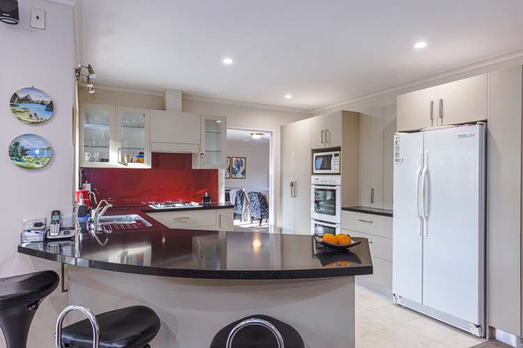7 Lithgow Drive Otamatea_5