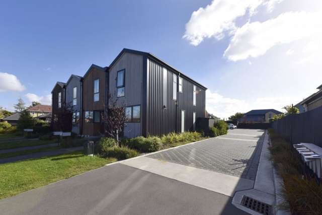 Trendy Townhouse In Popular Saint Albans
