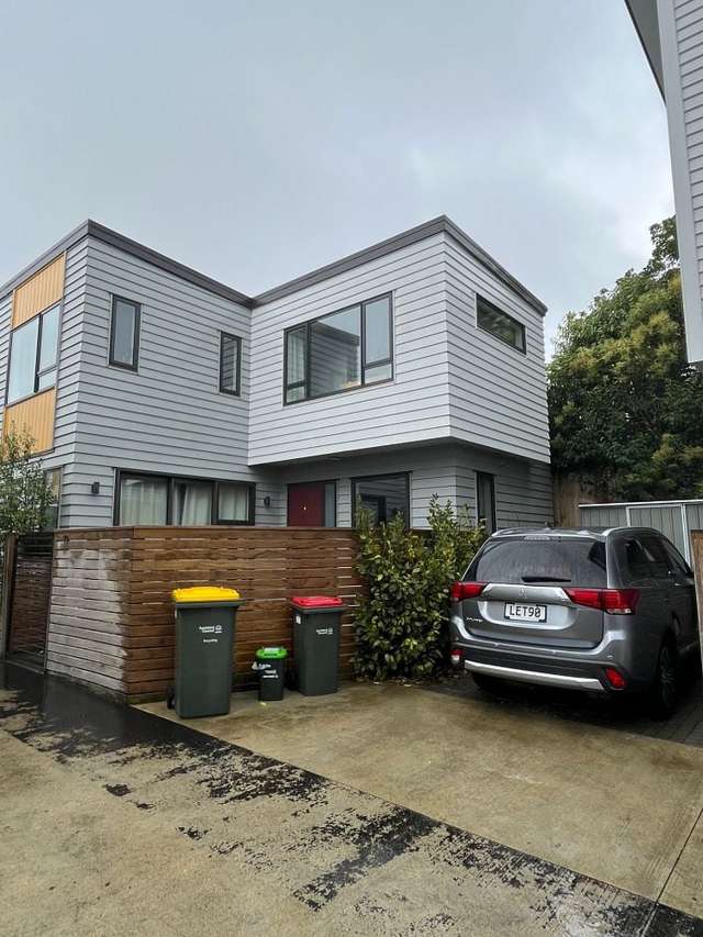 Sun soaked pet friendly 2-bedroom in the Peninsula