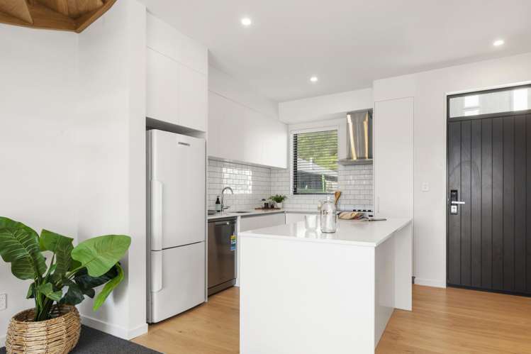 1/166 Queens Drive Lyall Bay_2