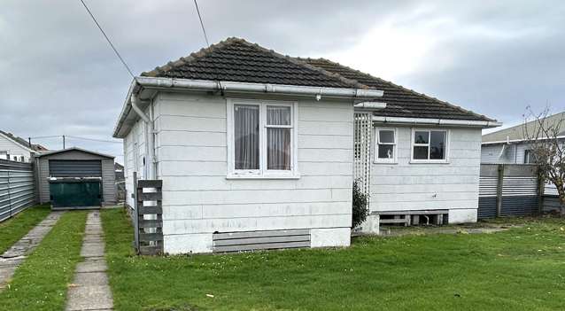 Solid 1948 home in Frome - must be sold!