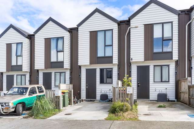 Stunning Townhouse – Fee Simple Title