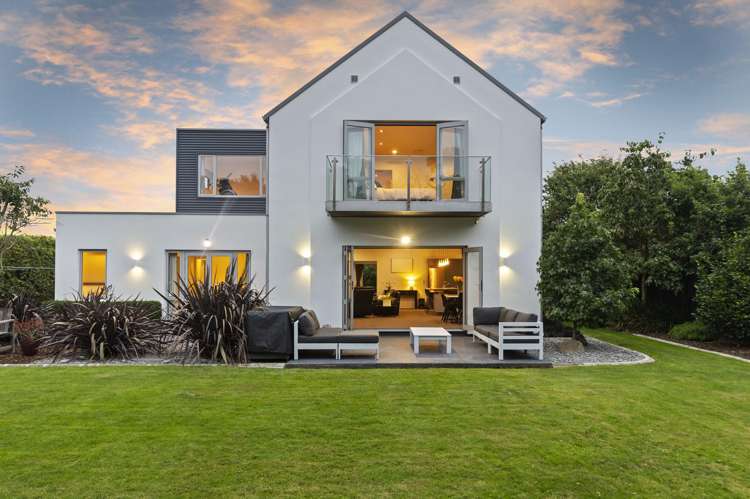 87 Travis Country Drive Burwood_19