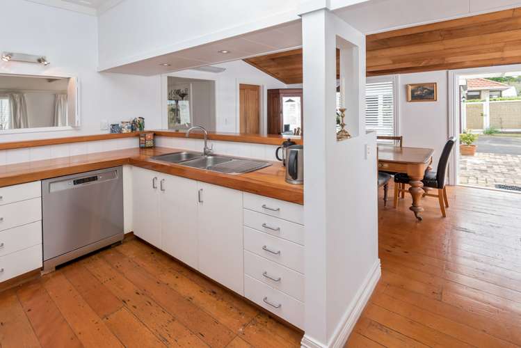 61 Beach Road Mellons Bay_10