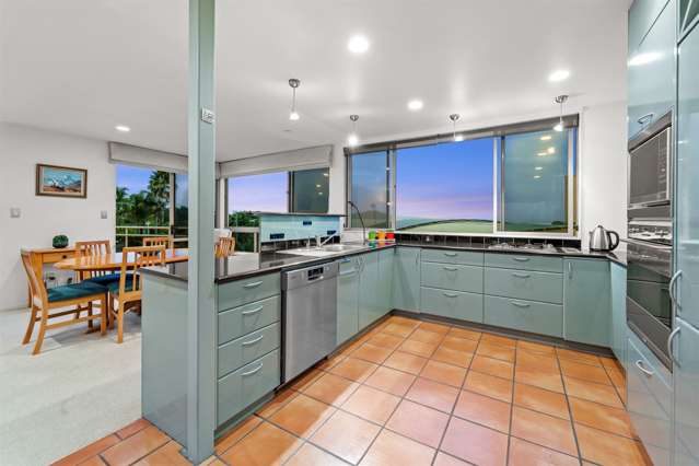 2/8 Beach Road Castor Bay_3