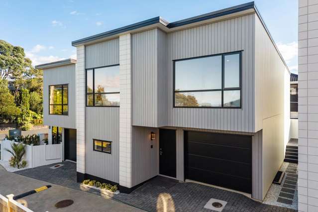 FREEHOLD, STYLISH, SEA VIEWS & RANGI ZONED