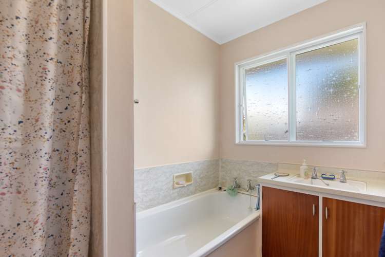 2/10 Exeter Street Stoke_8