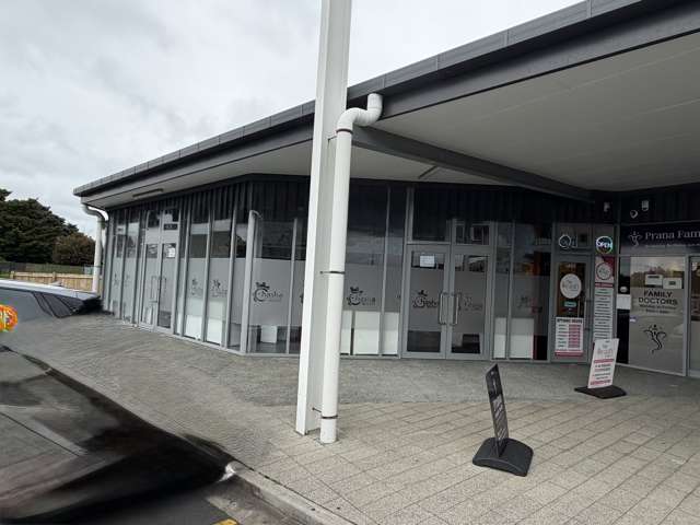 Fully fitted commercial kitchen in prime Takanini