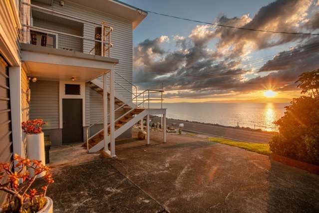 Bayside Bliss: 3 Bed Home + Self-contained Retreat