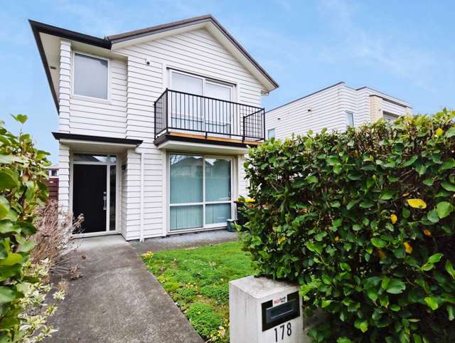 Pet-Friendly 4-Bedroom Home in Takanini – Avai...