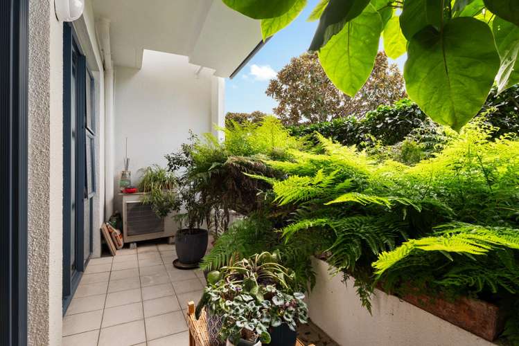 1F/220 Victoria Street West_5