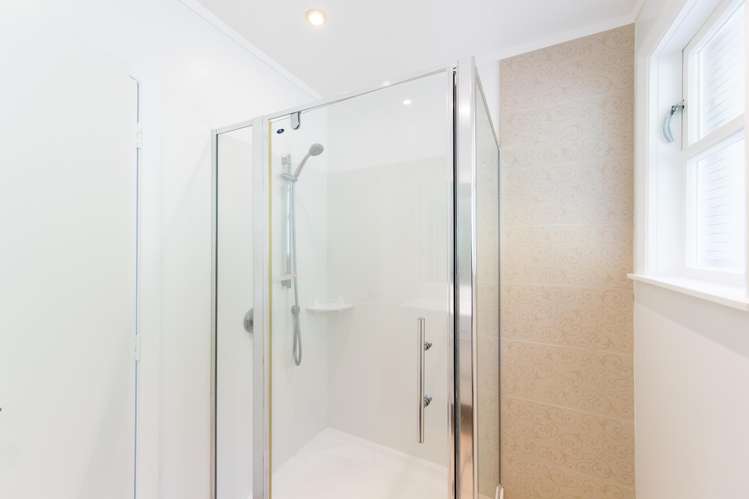 231 Whites Line East Waiwhetu_13