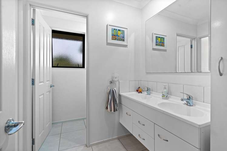 21 Pyle Road East One Tree Point_17