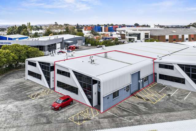 Premium industrial unit with high-quality fitout