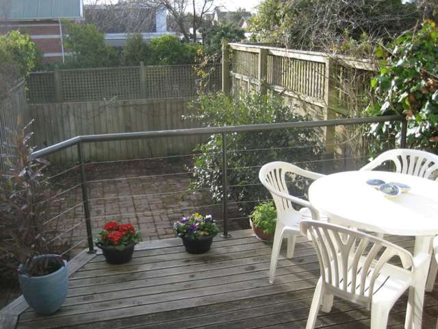 Modern 2 Bedroom Townhouse In The Heart of Merivale!