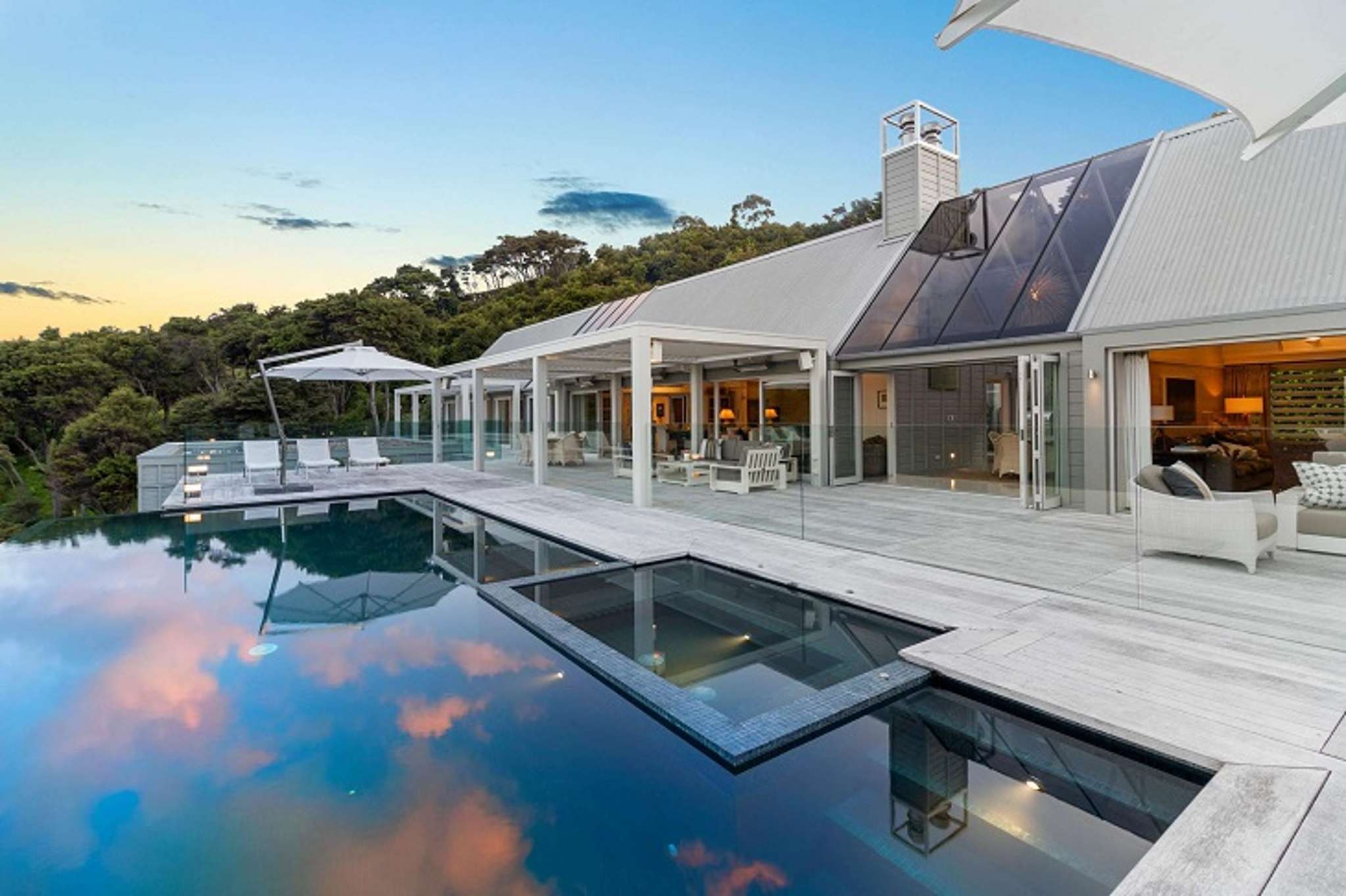 The Waiheke luxury home that expats bought on the way back to the airport