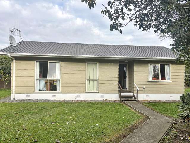 Very Tidy, Cozy and inviting 2-bedroom house located on a private back section.