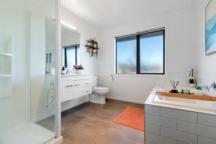2 Kingfisher Crescent Albert Town_10