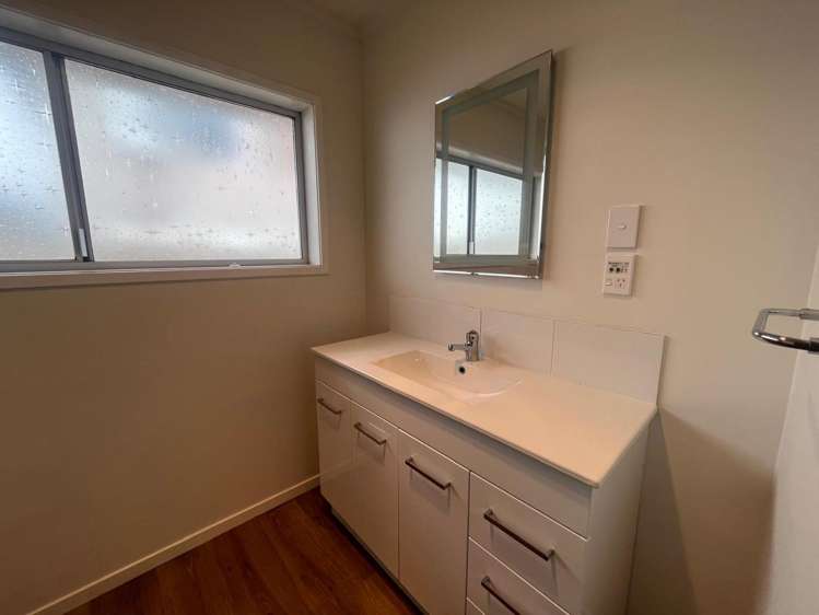 64 Royal Road Massey_13