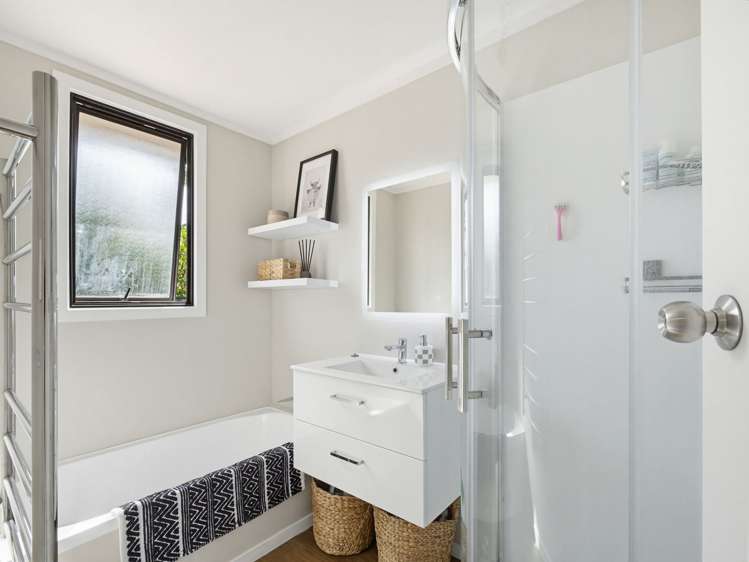 2/342C Royal Road Massey_11