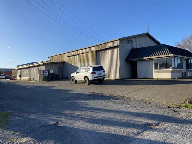 SUBSTANTIAL WORKSHOP WITH AMENITIES