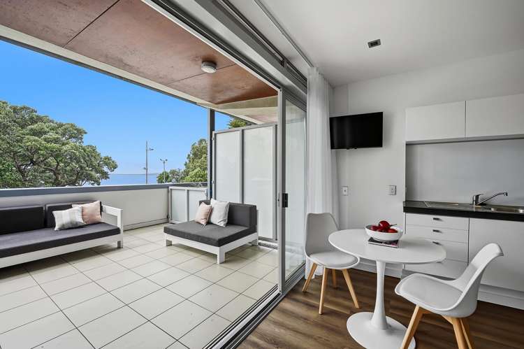 7/6 Beach Front Lane Browns Bay_6