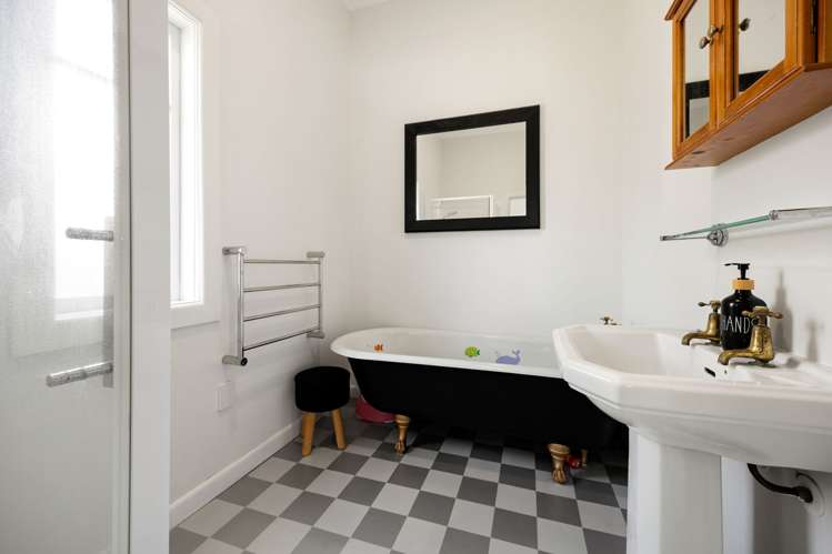 102 Naylor Street Hamilton East_16