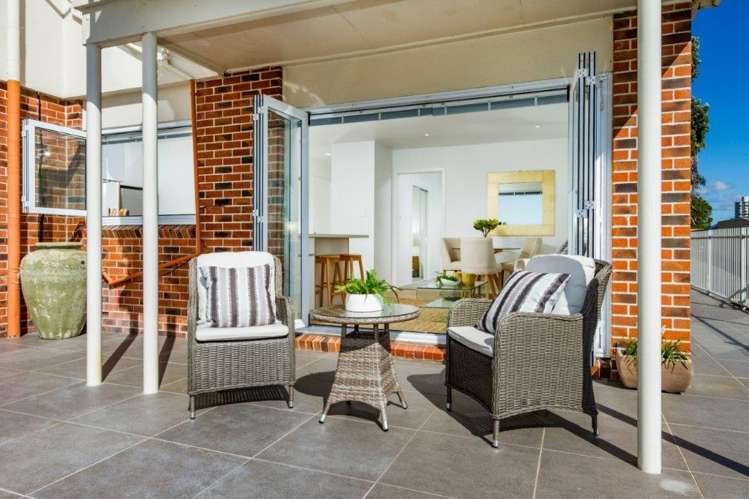 1/241 Hurstmere Road Takapuna_12