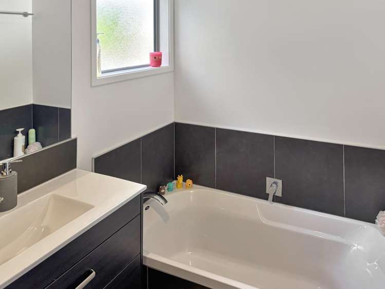 8 Christie Crescent 10484_14