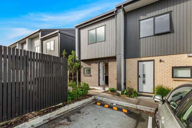 Stunning Two-Bedroom Townhouse for Rent in Glen Eden