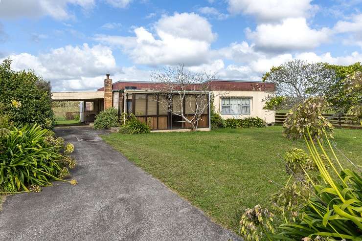 A do-up villa for sale on Harris Street, in Huntly, was filled with rubbish and had what appeared to be mould on the ceilings. Photo / Supplied