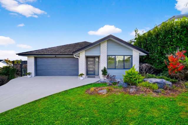 Gorgeous Single-Level Living in Orewa Heights