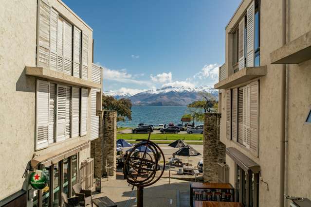 Central Living, Lakeside Location