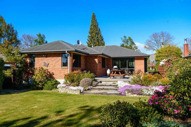 Convenient Living, Colourful Gardens