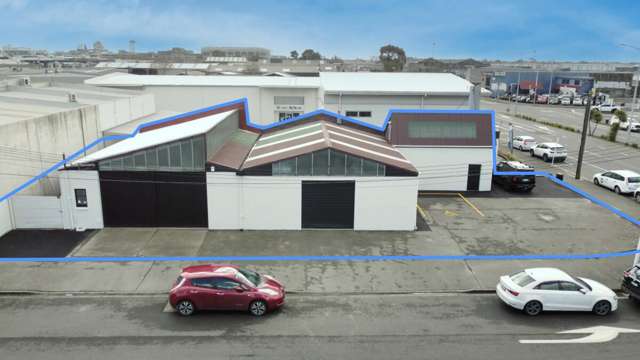 High Profile Workshop with Yard