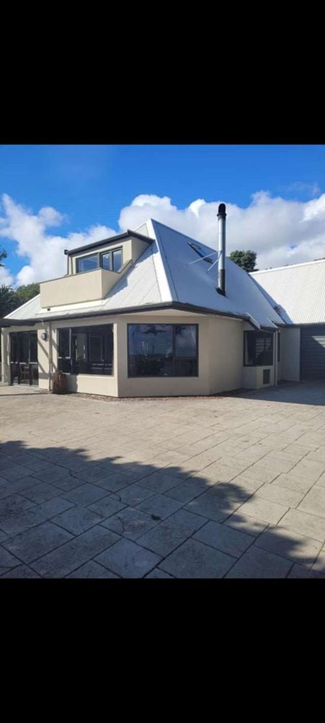 Charming Raumati 3BR Home with stunning seaviews